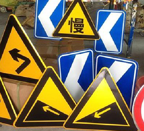 西平标识标牌中颜色的确定是很重要的。